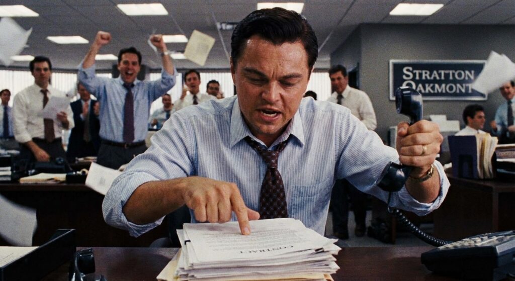  (GIF) از فیلم "The Wolf of Wall Street" با بازی لئوناردو دی‌کاپریو که با جدیت در حال بستن یک قرارداد است.